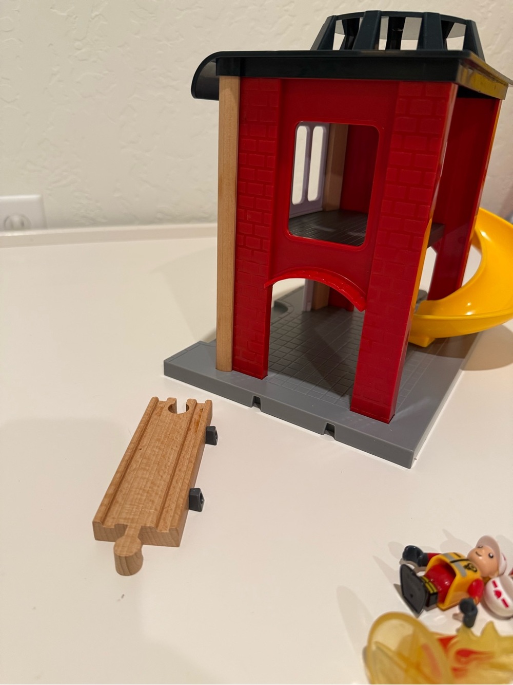 BRIO World - 33833 Fire Station Train Set Accessory - Picture 4 of 7